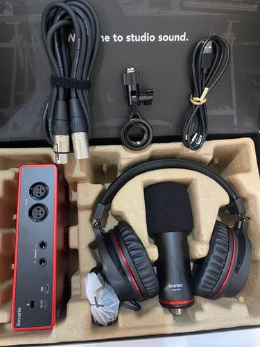 Focusrite Scarlett 2i2 Studio Set Mic Headphones and Sound Card